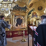 Перед главной святыней Успенского кафедрального собора состоялся воскресный молебен с акафистом